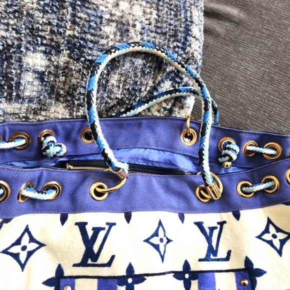 LOUIS VUITTON Beach Tote - Picture 7 of 12